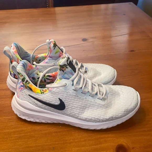Nike Renew Rival Premium size 8 light gray/ floral  lightweight knit material - Picture 2 of 10